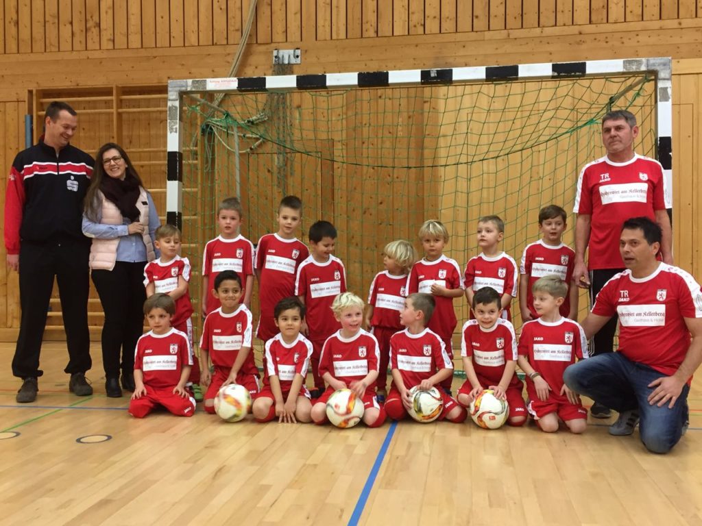 Fussball-Bambinis des TSV Wasserburg freuen sich über neue Trikots