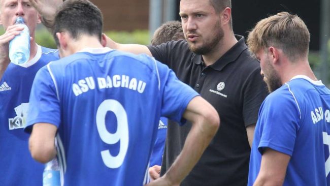 ASV Dachau Trainer Steven Zepeda In Trinkpause Bogen Spieles