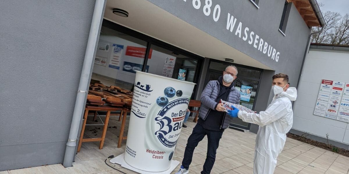 Markus Bauer übergibt Joghurt An Stürmer Und Mitarbeiter Robin Ungerath