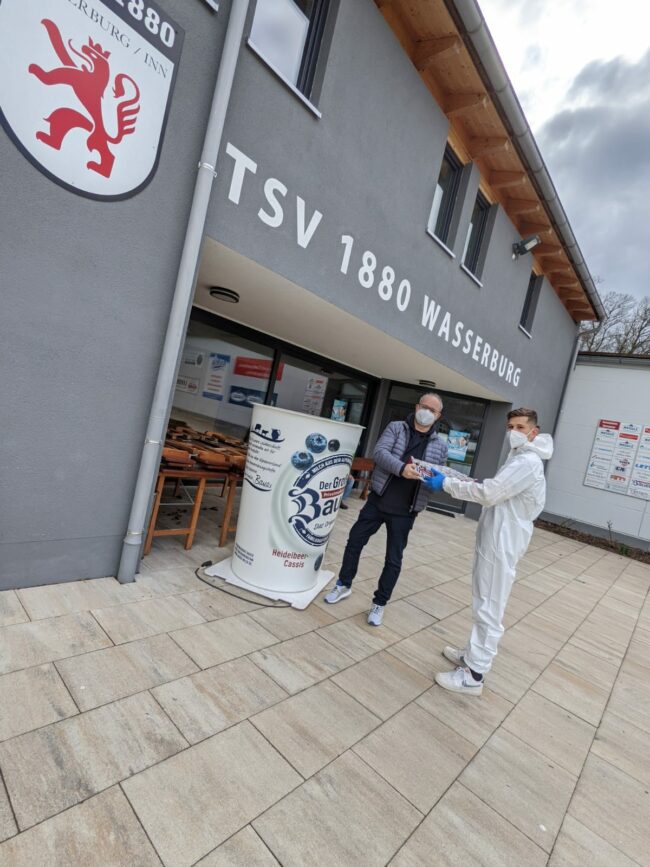 Markus Bauer übergibt Joghurt An Stürmer Und Mitarbeiter Robin Ungerath