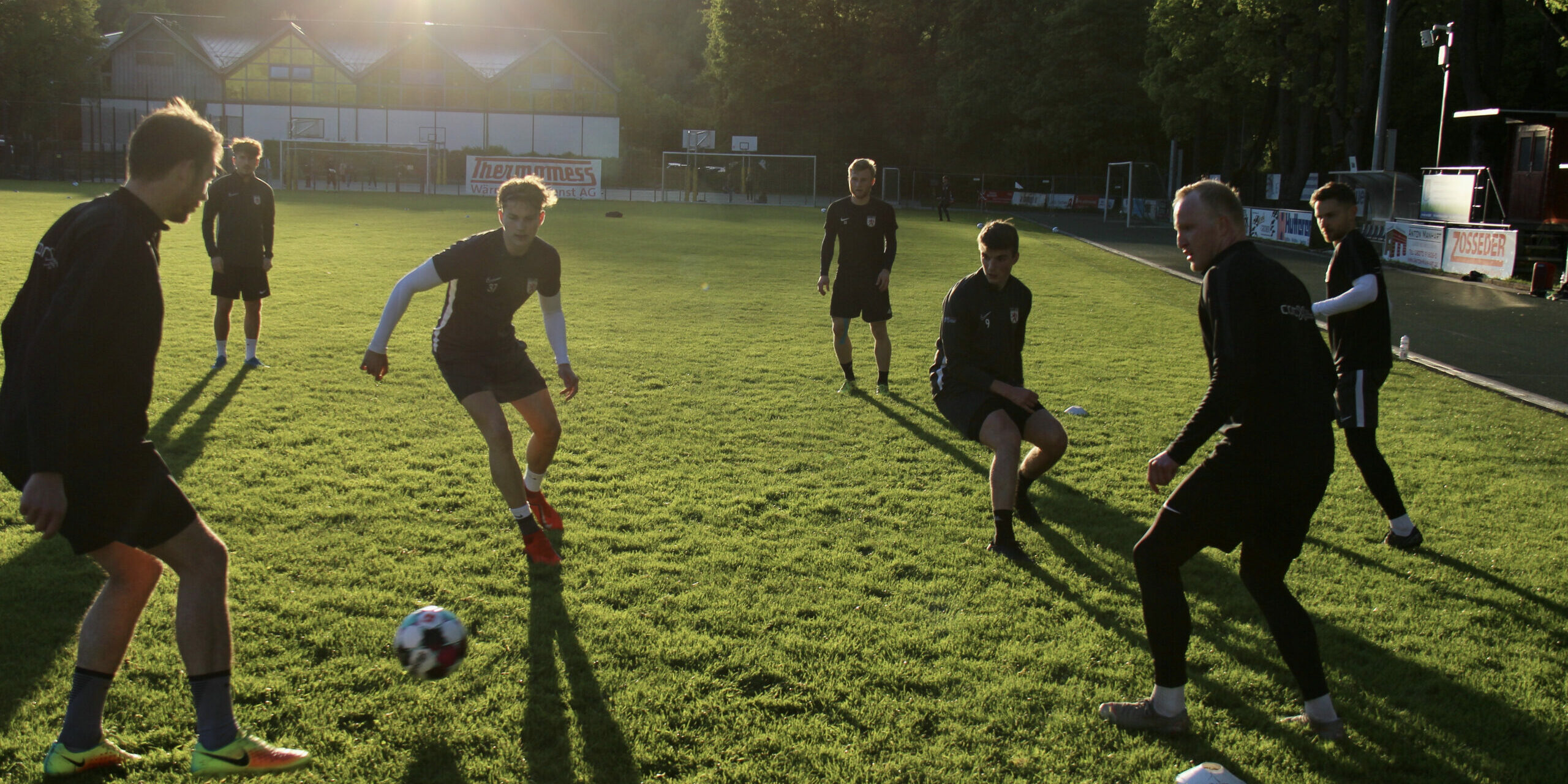Der Ball Rollt Wieder An Der Landwehrstraße 10