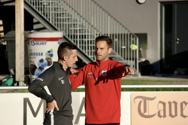 Trainer Niki Wiedmann Erklärt Neuzugang Marko Dukic, Was Zu Tun Ist