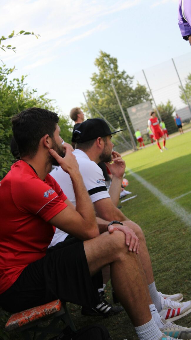 Florian Heller (weißes Shirt) Beobachtet Die Vorbereitung Ganz Genau