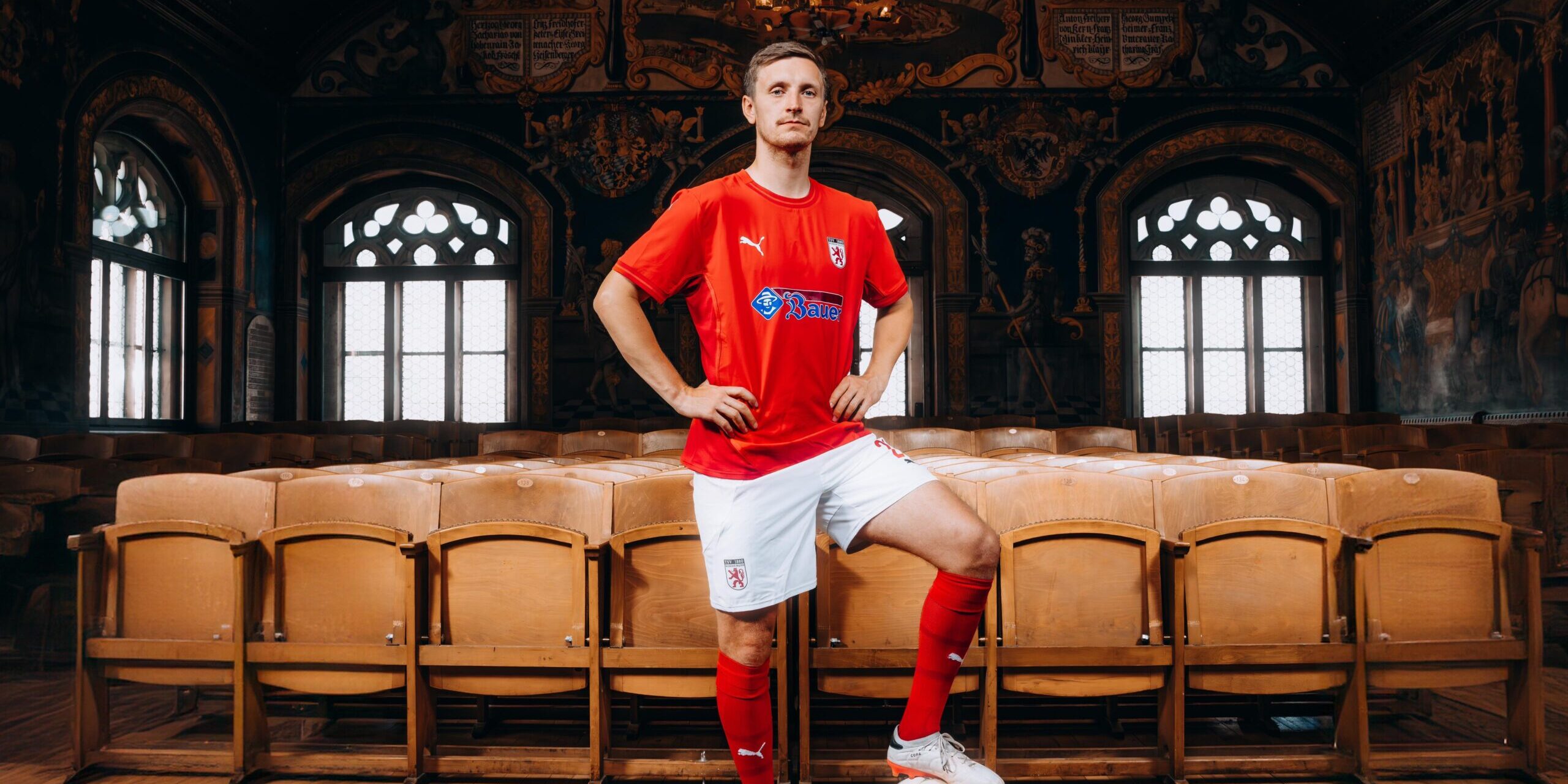 Johannes Lindner Im Historischen Rathuassaal Im Neuen Trikot Foto Pointvogel