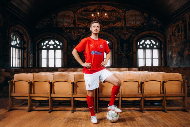 Johannes Lindner Im Historischen Rathuassaal Im Neuen Trikot Foto Pointvogel